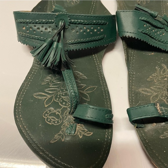 Indian Kohlapuri Flip Flop Sandals 9 Vegan Leather Wood Tassel Design Green - Picture 2 of 3